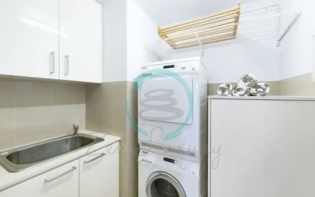 Zen Arkaba 3BR Luxury Waterfront Apt Pool BBQ
