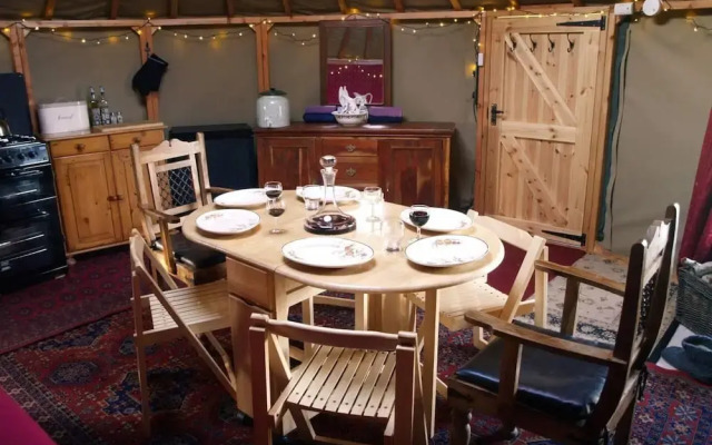 Roundhouse Yurt, Stunning Views, Totnes Dartmouth