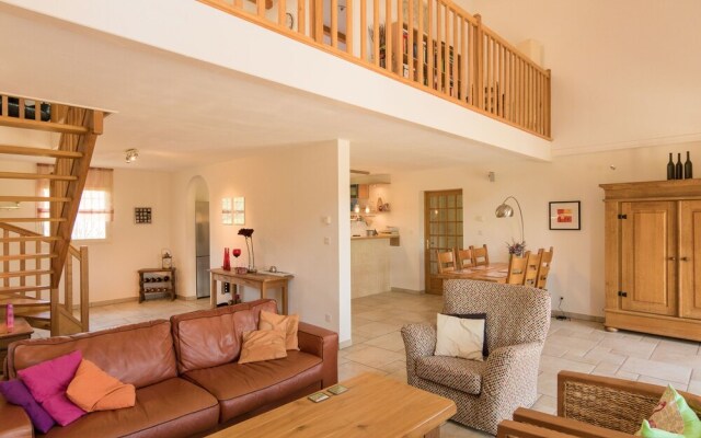 Luxurious Villa in Rouzede with Private Pool