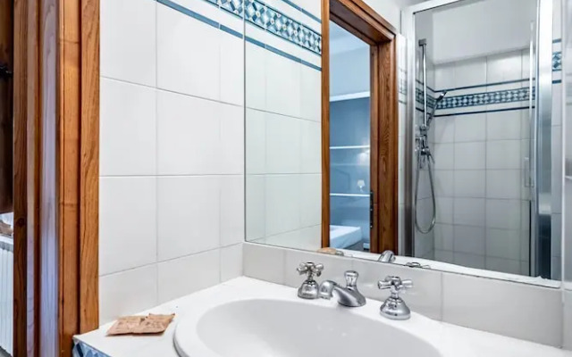 YiD elegant near tramvia