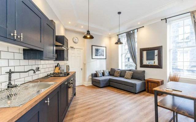 3 BEDROOM EDINBURGH VICTORIAN APARTMENT-6 Beds-Free Street Parking