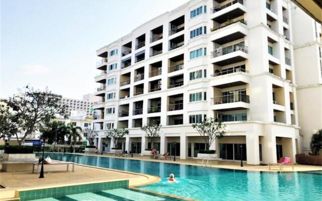 Platinum Suites, Thepprasit Road - Large top Floor Studio