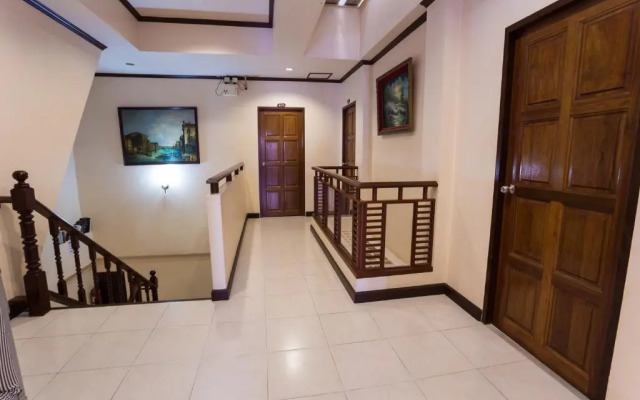 Hotel Grand Orchid Inn