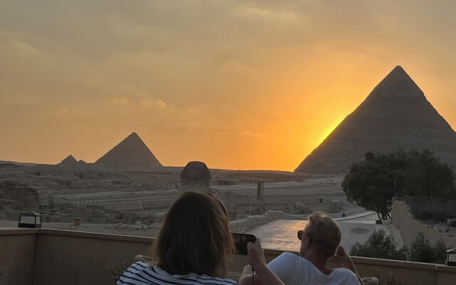 The Gate Hotel Front Pyramids & Sphinx View