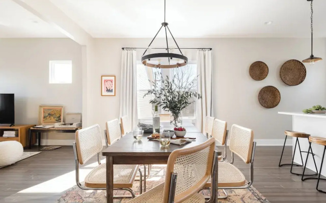 Cherokee by AvantStay – Contemporary Design in a Prime Location