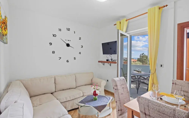 Mery's Sunny Pool Apartment