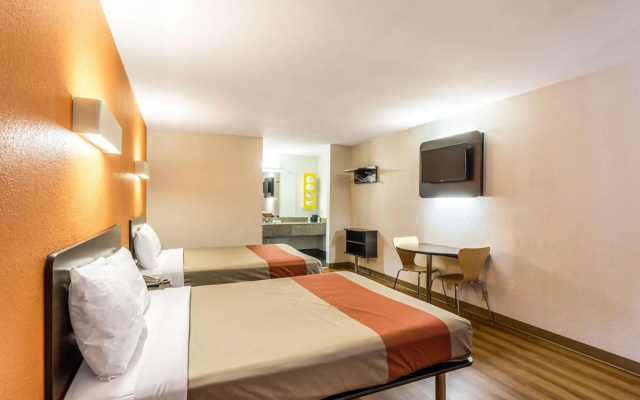 Motel 6 San Antonio, TX - South IH-10 East