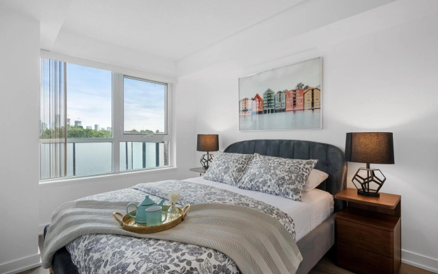 Sleek 1BR + office Condo - CN Tower/Skyline view