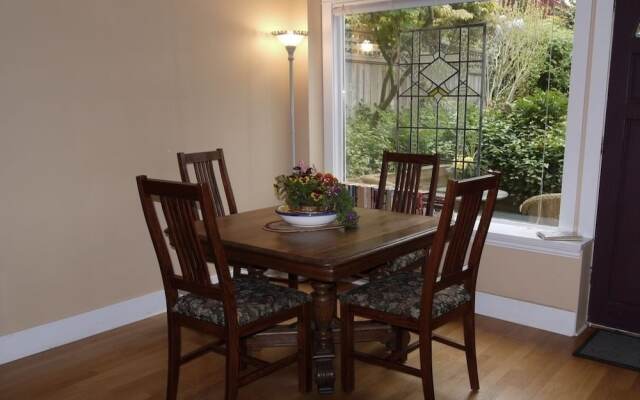 A Suite at Kitsilano Cottage
