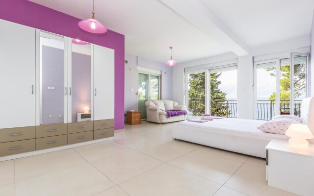 Awesome Home in Brela with Hot Tub, WiFi & 4 Bedrooms