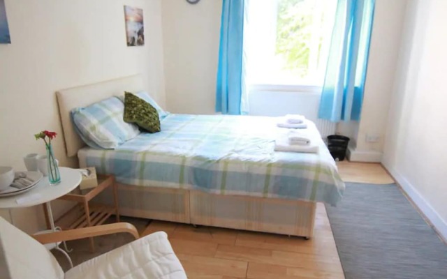 4 Bedroom Apartment in Kilburn With Private Balcony