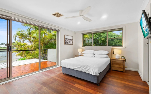 Modern 3-bed With Pool & Water Views by Beach – Guest Rooms – Sydney