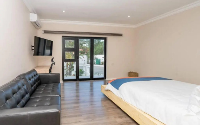 Private Modern 10 bdrm Home tucked away in Sandton