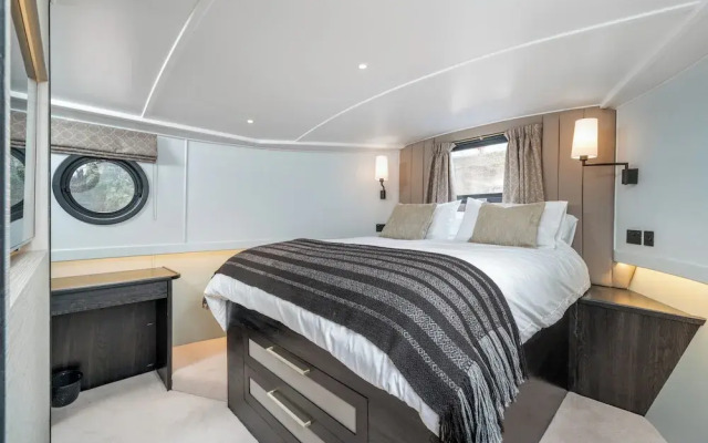 Elegant houseboat near Canary Wharf