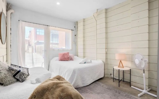 Melbourne CBD-private rooms guests Hse.