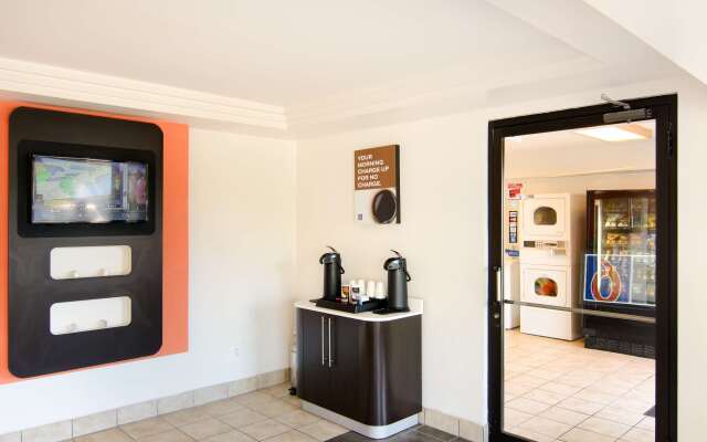 Motel 6 Leominster, MA