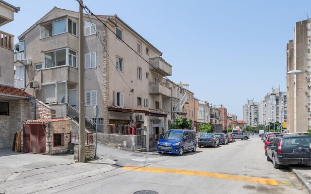 Spacious apartment Zvone with 3 balconies and parking