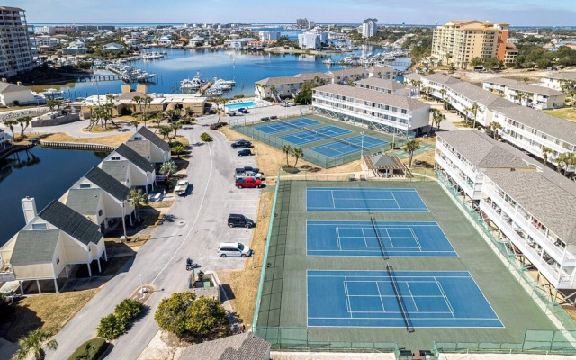 Sandpiper Cove 8113 Studio Bedroom Condo by RedAwning