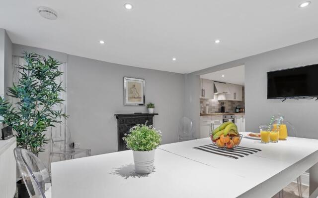 Central Pier Place | Large Group House | 20 metres from the Pier and beach