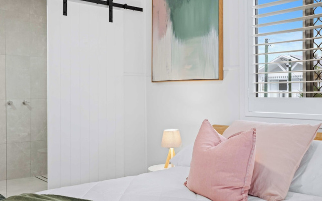 Palm Beach Cottage Walk to Beach – Guest Rooms – Gold Coast