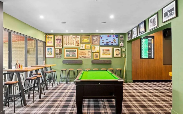Morayfield Tavern & Motel