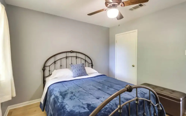 Walk to Eats & Entertainment: Home in Brookhaven
