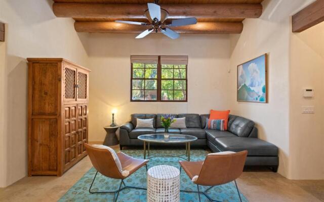 Casa Nona - Pristine Home in the Railyard District, Walk to The Plaza