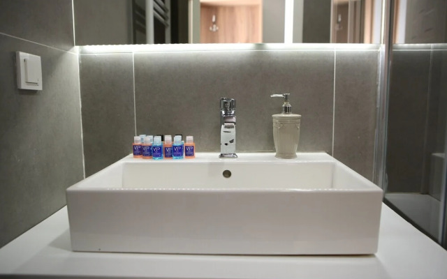 mana airport hotel