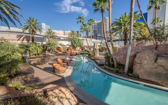 Lucky Gem Penthouse Suites at Signature