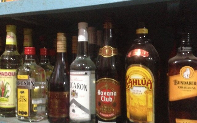 Retox Guesthouse& Bar