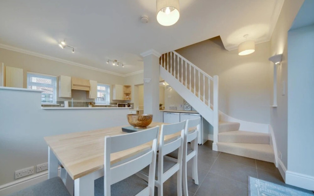 Super 5 Bedroom Family Friendly Retreat Rustington