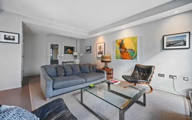 Sleek 2BD Flat W/terrace - 2 Mins From Farringdon!