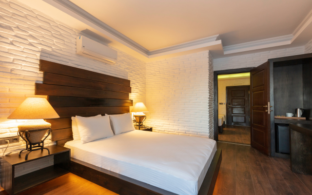 Manaspark Deluxe Hotel