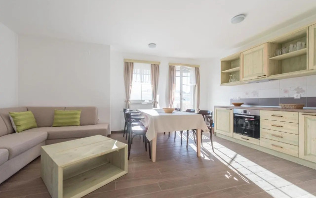Apartments and rooms Tolc
