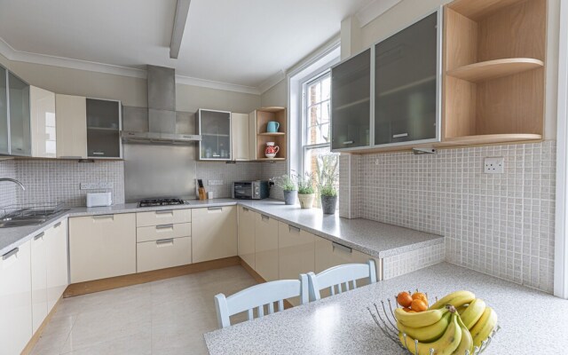 Stylish 3 Bedroom Flat with balcony is West Kensington