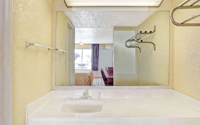 Travelodge by Wyndham Sellersburg / Louisville North
