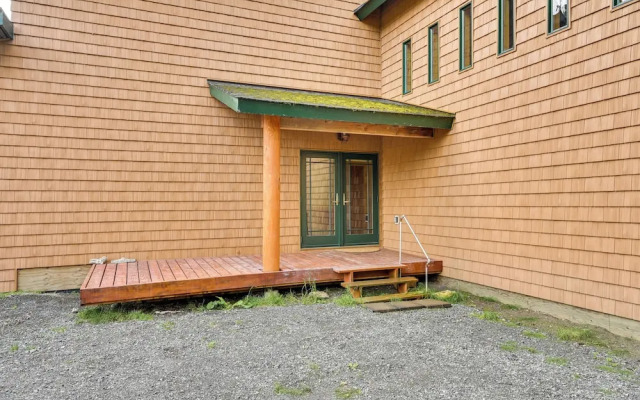 Spacious Soldotna Home w/ Mackey Lake Views!