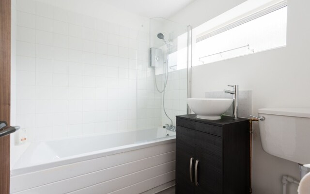 The Century Chalet - Contemporary 2bdr Townhouse With Parking