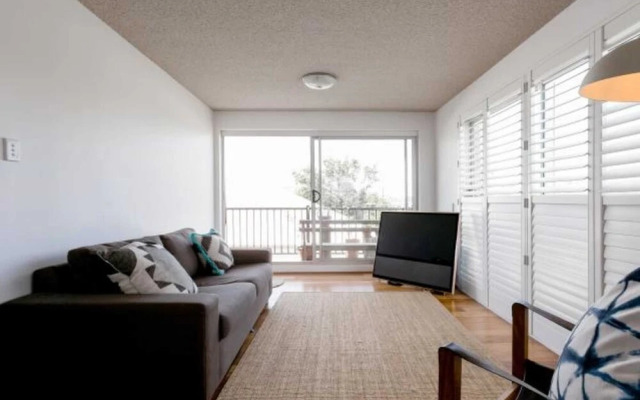 Re-imagined Urban Flat With Skyline View Balcony