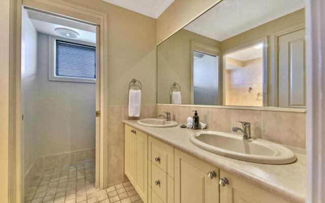 Goldfinch Way Stunning & Spacious Home Sleeps 11