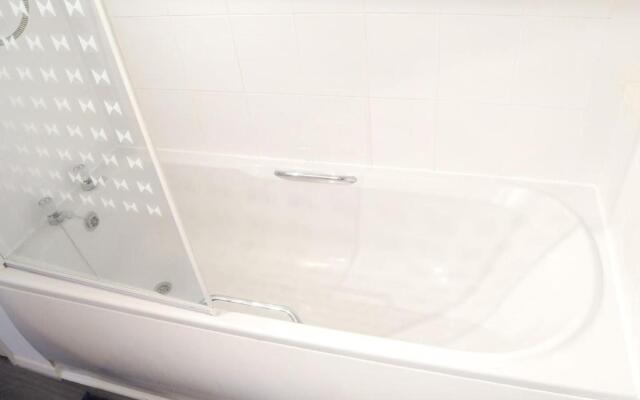 Peaceful and Quiet Apartment in a Bustling City