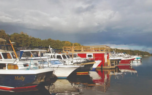 Apartment by Lake Muritz With Marina Views