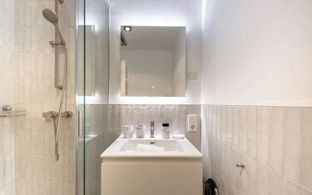 New high-end 2 BR Penthouse w Balcony
