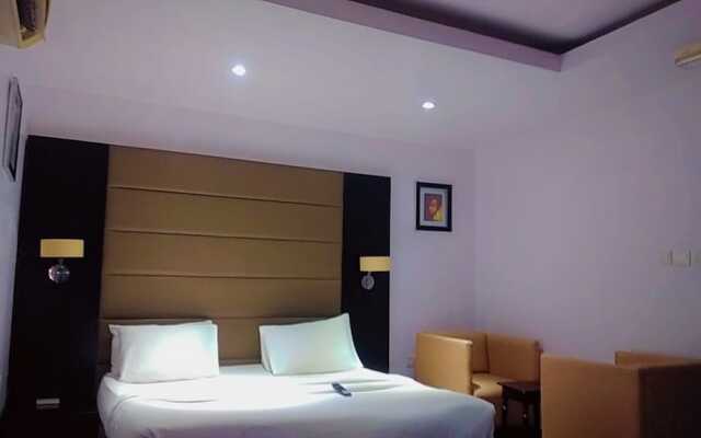 Axor Hotel &Suites
