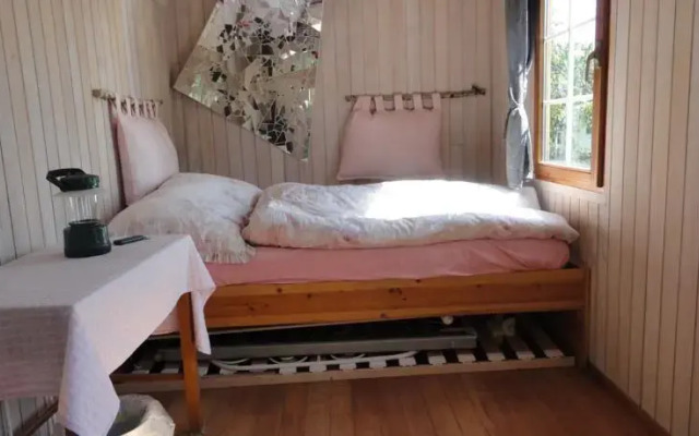Kleines Haus im Grünen, Zirkuswagen, Hängebett & Zimmerli