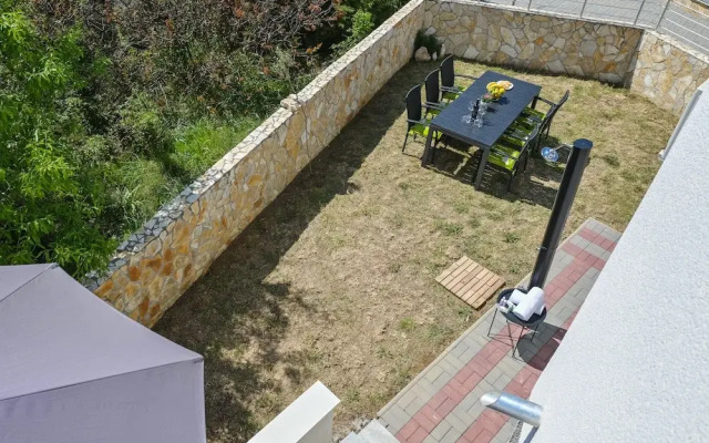 Sunny apartment with a Private Pool