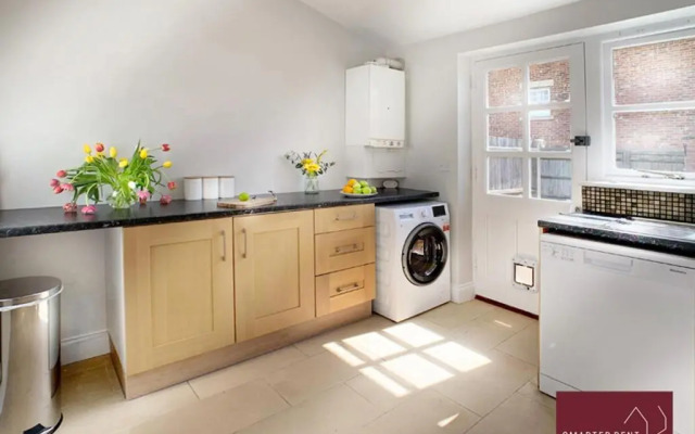 Ascot - Immaculate 2 bed House with parking