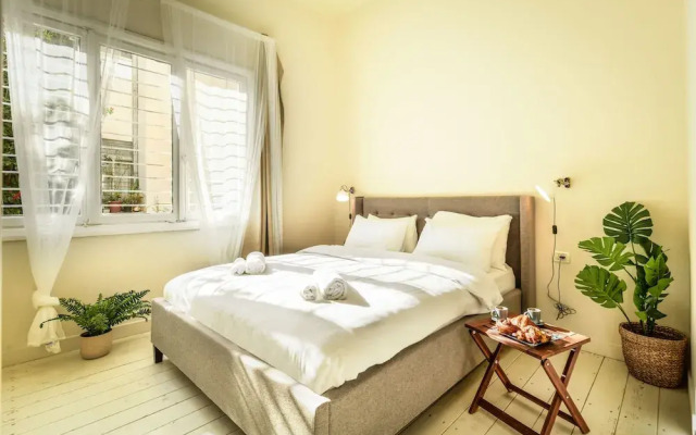 Serene Retreat with Lush Garden by Sea N Rent