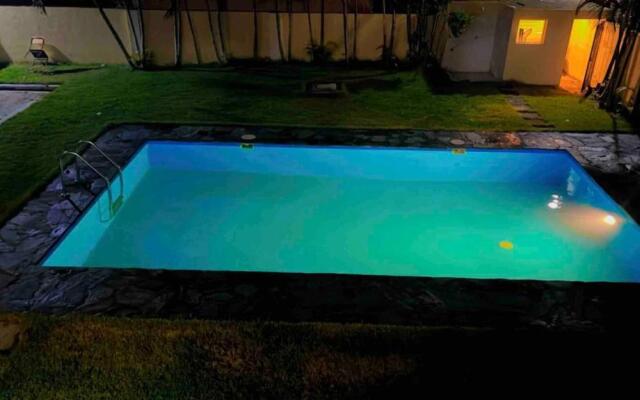 Lovely 2 Bedroom Condo With Pool And Hot Water