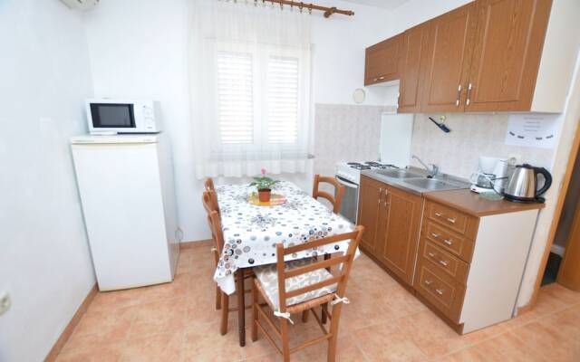 Apartment and Rooms Anton